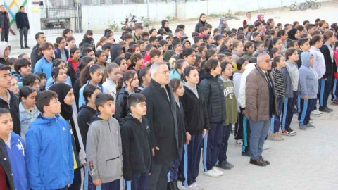 Öğrencilerden şehitler için saygı duruşu