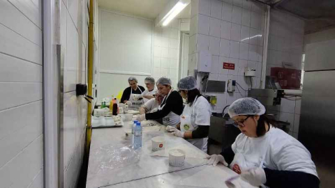 Engelli bireyler mutfakta börek açtı