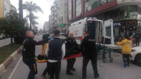 Motosiklet sürücüsü genç kız kazada yaralandı