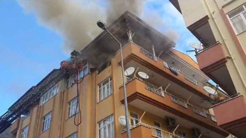 Sobadan boşaltılan kül apartmanı yakıyordu