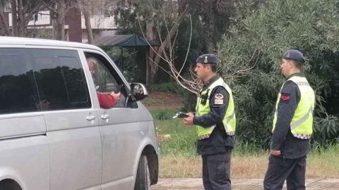 Alkolmetreyi üfletmek için yarım saat dil döktüler