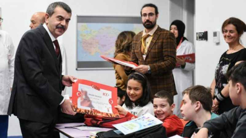 Tatilde dijital bağımlılığa karşı kitap okuyun
