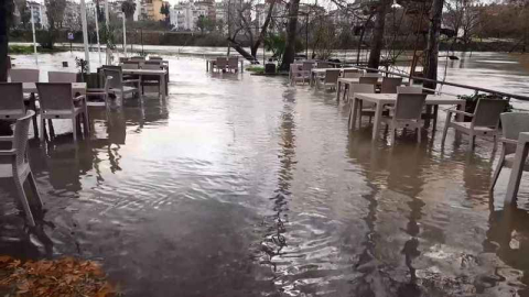Irmak taştı, işletmeler su altında kaldı