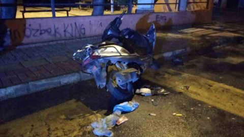 Motosiklet satırla parçalandı