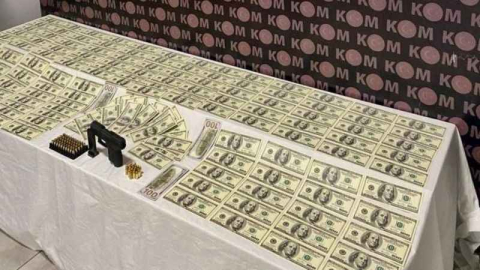 Sahte dolar vermek isterken yakalandı