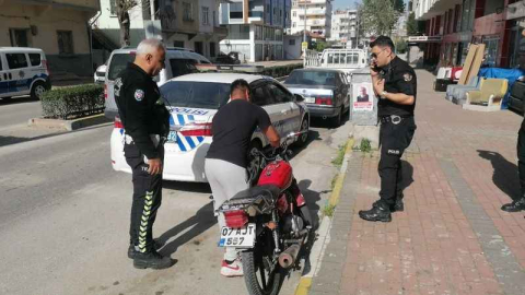 Motosikletin önünü kaldırırken yakalandı