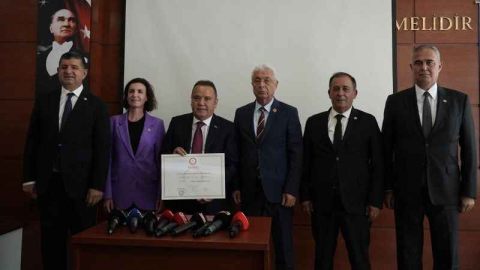 Mazbatasını alan Böcek, vatandaşlarımızın emrindeyim