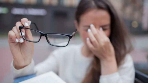 Sigara kullanımı göz sağlığını olumsuz etkiliyor!