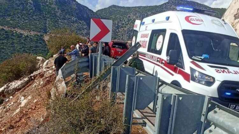Bariyerlere çarpan kamyon uçurumdan yuvarlandı