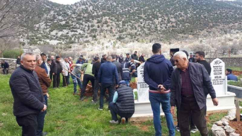 Köpeklerinin saldırıp öldürdüğü yaşlı kadın toprağa verildi