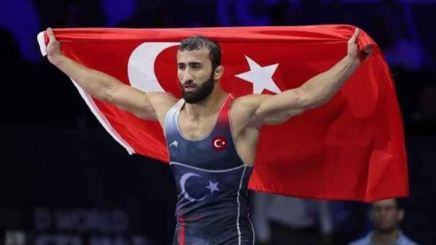 Millilere Bakan Bak'dan tebrik