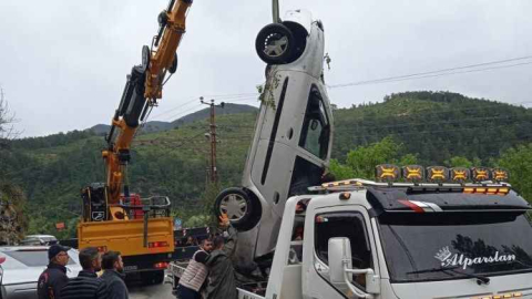 Alanya'da şarampole yuvarlanan araç hurdaya döndü