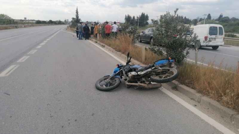 Hafif ticari araç motosiklete çarptı