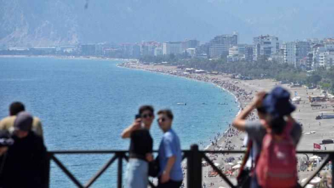 Antalya'nın tatil yoğunluğu gelenleri şaşırttı