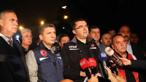 AFAD Başkanı Memiş: "8 kabinde 43 kişinin tahliyesi sürüyor"