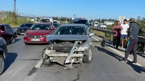 Seyir halindeki otomobil bariyerlere çarptı