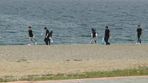 Gençler, sahilde bırakılan çöpleri topladılar
