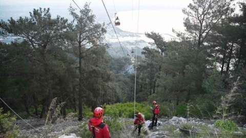Havada asılı kalan teleferik kabinleri indirildi