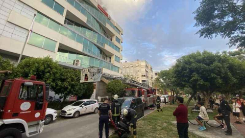 Kızılay binasının çatısında yangın