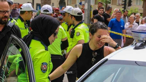 Otomobilin çarptığı genç metrelerce havaya uçtu