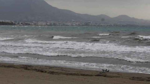 Alanya sahilinde şiddetli rüzgar denizde dalgalar oluşturdu