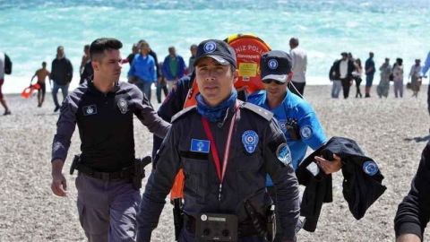 Antalya’da dev dalgaların arasında can pazarı