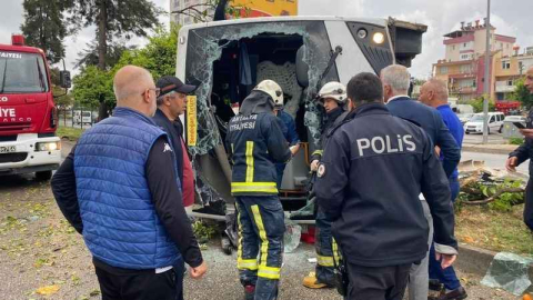 Antalya’da otel servis aracı devrildi: 19 yaralı