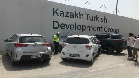 Üç Otomobile çarparak durdu