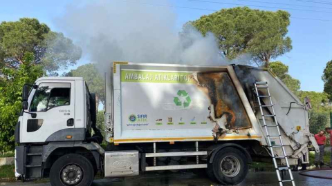Atık toplama kamyoneti alev aldı