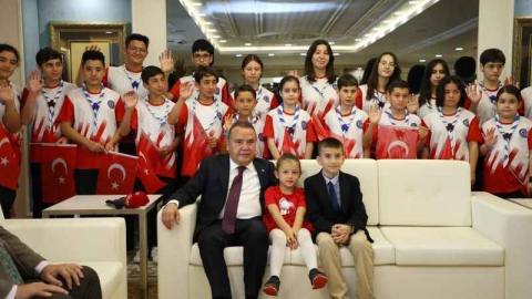 Başkan Böcek koltuğunu çocuk başkana devretti