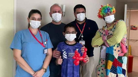 Nakil bekleyen çocuklara ‘palyaço’ sürprizi