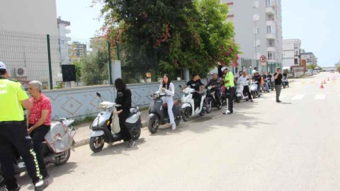 Öğrenciler sürücülere ücretsiz kask dağıttı
