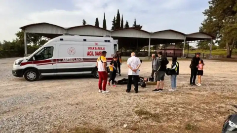 Virajı alamayan motosiklet sürücüsü boş arsaya devrildi