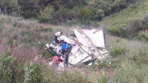 Freni tutmayan kamyonet devrilip paramparça oldu