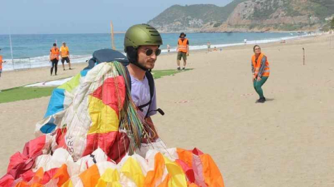 Alanya semaları yamaç paraşütleriyle renklendi
