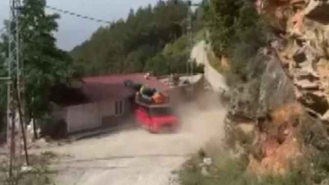 Freni boşalan safari aracı boş eve daldı