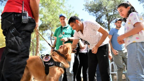 Özel öğrencilere, kurtarma köpeği eşliğinde terapi