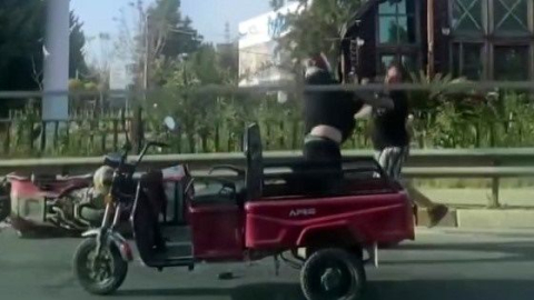 Araçlarını durdurup tekme tokat kavga ettiler