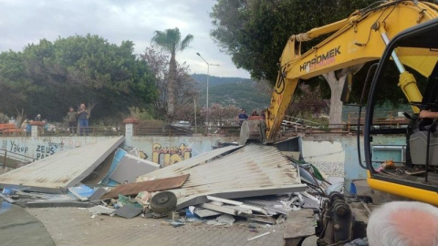 Alanya sahilindeki barakalar yıkıldı