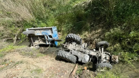 Traktör devrildi tarım işçisi yaralandı