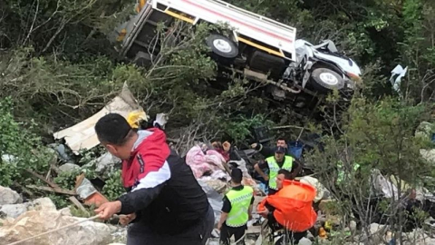 Uçuruma yuvarlanan sürücü kurtarıldı