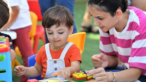 Babalara özel bebek bezi bağlama yarışması