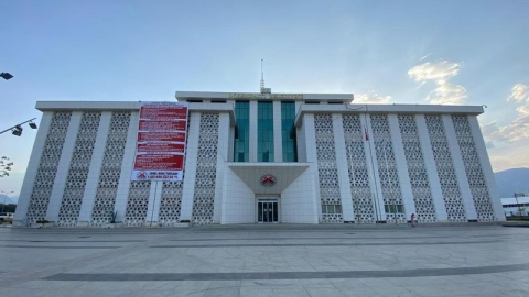 Önceki CHP'li yönetimin borçlarını belediye binasına astı