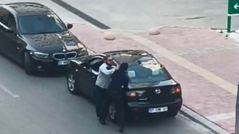 Tartıştığı sürücüyü yere yatırıp defalarca yumrukladı
