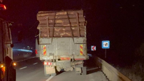  Kamyona arkadan çarpan kamyonet sürücüsü yaralandı