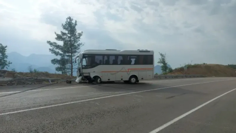 Yeni Antalya-Konya yolunda otobüs bariyerlere çarptı