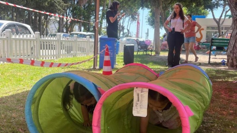 Bebek parkında ebeveynler ve bebekler cimnastik yapıp eğlendi