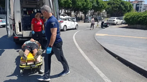 Antalya Caddesi'nde otomobil, motosikletle çarpıştı
