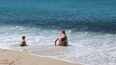 Alanya’da turistler sıcak havanın keyfini sahilde çıkardı