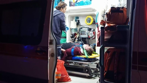 Kontrolden çıkan kamyonet elektrik direğine çarptı